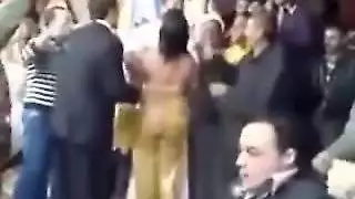 عنفوان ثنائي: شابان يدمران فتاة مستسلمة في جلسة جنس جامحة