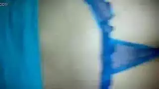 شقراء مثيرة بساقين مفتوحتين تتوسل للقضيب