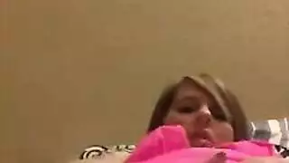 مكالمة صديقة تؤدي إلى جنس عنيف لفتاة فاتنة كبيرة الصدر