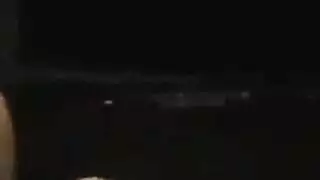 هاويتان مثارتان تبللان ثم تدعوان قضيباً لثلاثي إباحي