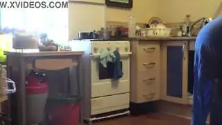 رئيس يضاجع مؤخرة خادمته التركية الضيقة فوق حوض المطبخ