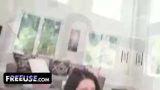 يائسة من أجل المال، تفتح زوجة الأب ساقيها من أجل نكاح قاسي من الابن