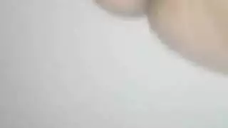 جنس شرجي و إدخال مزدوج لمراهقة مع غريب موهوب في جلسة جماعية