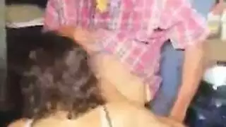 ٩ العاهرة الصغيرة المجنونة تحظى بجلسة هيمنة إباحية محظوظة