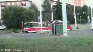 لعب علني محفوف بالمخاطر: تداعب فرجها المبلل في الخارج