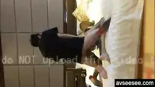 نائب الرئيس الخاص كعب عالي مكمما