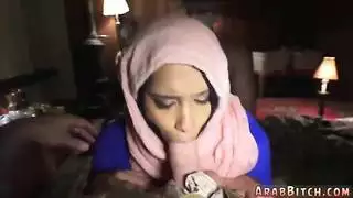 فتاة محلية تمتلئ بالسائل المنوي لرجل عربي في فيلم إباحي