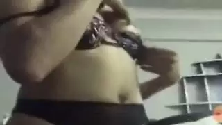 بث مباشر صريح: شاب تركي يكشف عن ثدييه