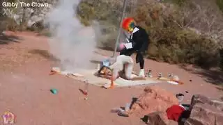 حشوت الدواجن النيئة عميقاً بداخلي في مقطع إباحي قذر في المطبخ