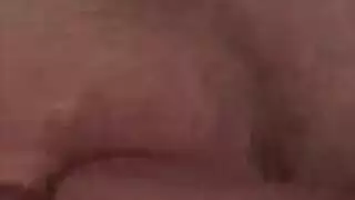 شقراء مذهلة تبلع قضيبًا صلبًا بينما يئن من النشوة