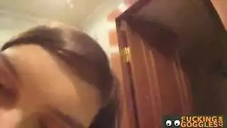 فتاة تشيكية ذات أثداء مذهلة تقدم عرضًا مقربًا صريحًا لفرجها