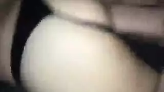 ضرب كسها الضيق وهي نائمة على بطنها بوضعية الانبطاح