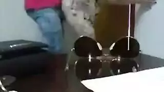 المدير ينيكها بقوة حتى تقذف من فرجها