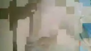 زوجة مثيرة تدخن قبل أن تأخذ قضيب عشيقها في غرفة النوم