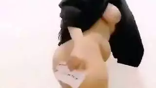 بنت وحدها ترقص عريانة