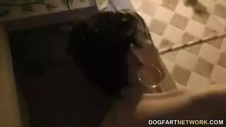 ثلاثي سارة جاي الصريح مع فحول سود مجهزين جيداً