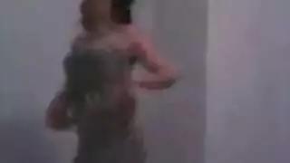 امرأة جزائرية ناضجة تتفاخر بمهبلها العصير وتصرخ طالبة جنس جماعي