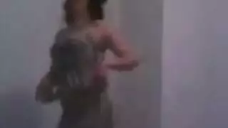 عاهرة صارخة تظهر كسها الضيق وتطالب بجنس عنيف