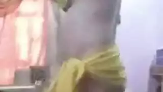 فتيات عاهرات عاريات بالكامل في بيت دعارة