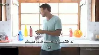 شاب يدلك الخادمة ويتحرش بها